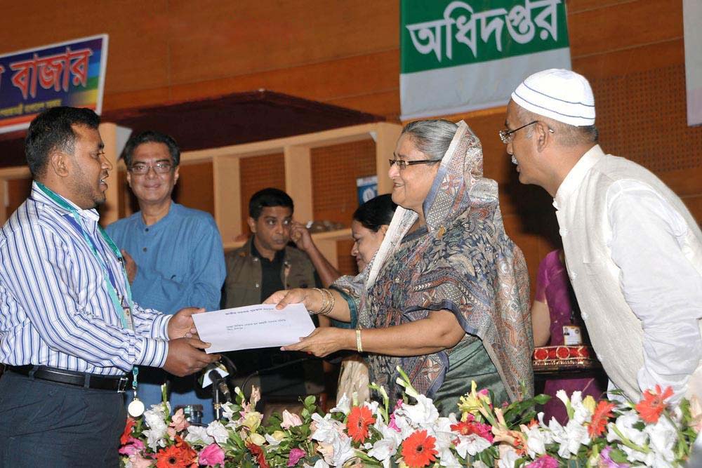 ২০১০ সালে জাতীয় সমবায় পুরস্কার গ্রহণ
