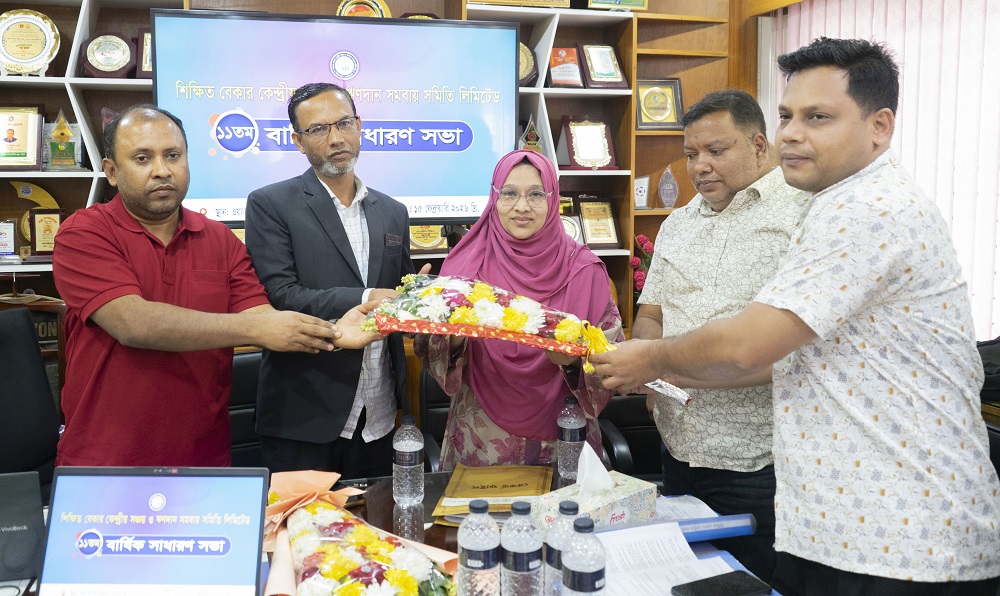 ব্যবস্থাপনা কমিটির সভাপতিকে ফুলেল শুভেচ্ছা